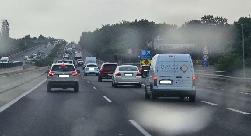 Több mint 10 km-es a dugó az M7-esen - ez az oka!