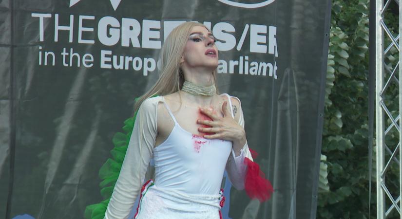 A pride-on vonagló drag queen nem bánná, ha megcirógatnák a mellszőrzetét  videó