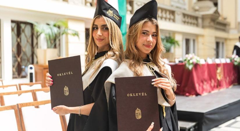 Az Egészségtudományi Karon is megkapták a végzősök a diplomájukat - fotókkal