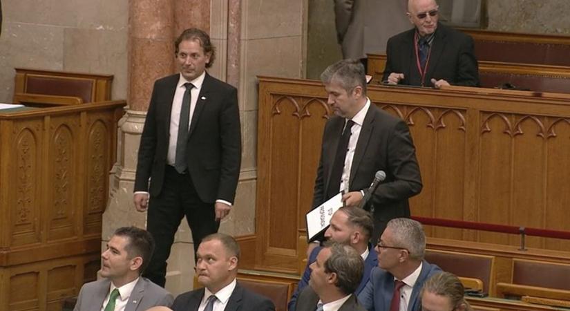 „Csak akinek nem okoz gondot!” – Hadházy megint összekoldulta a büntetése összegét