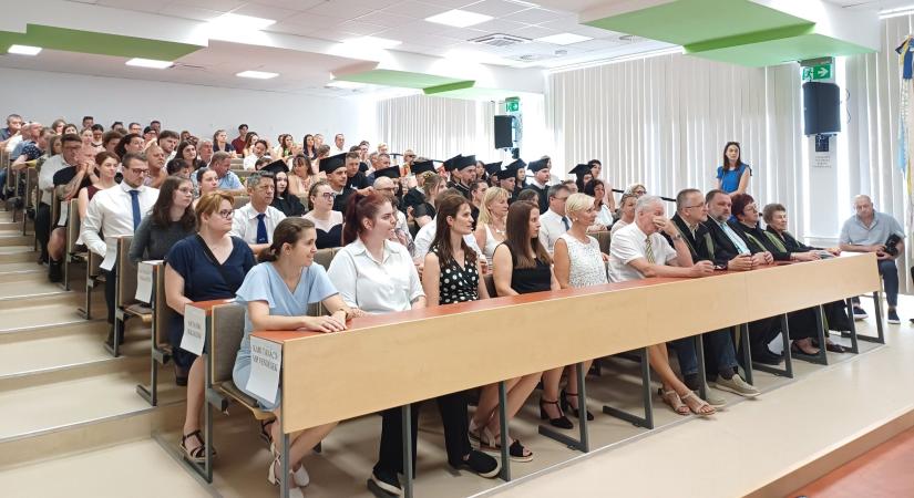 Átvették a diplomáikat