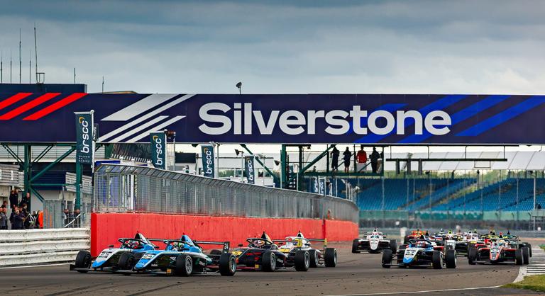 A Formula-1 hétvégi születésnapján kis extra nyomásra és sok nézőre számít a magyar résztvevő