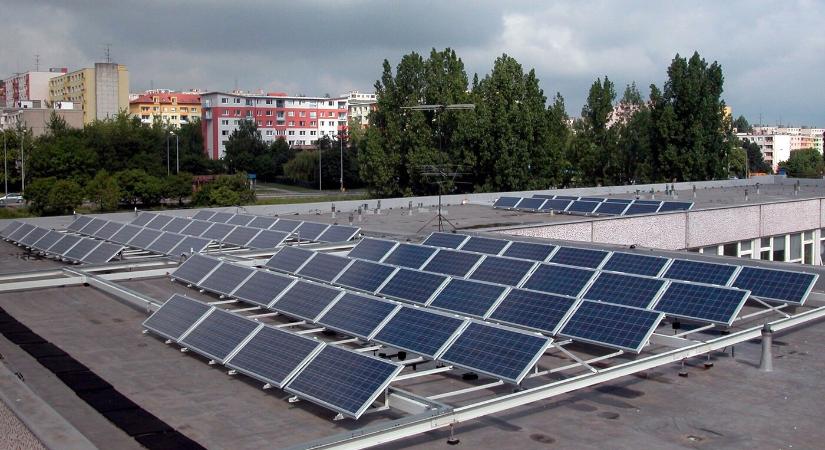 A közösségi energia olcsóbb is, tisztább is, az állam mégis hátráltatja a panelházak napelemesítését