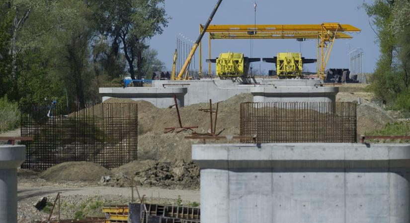 A vakáció kellős közepén felújítják a repülőtérre vezető utat