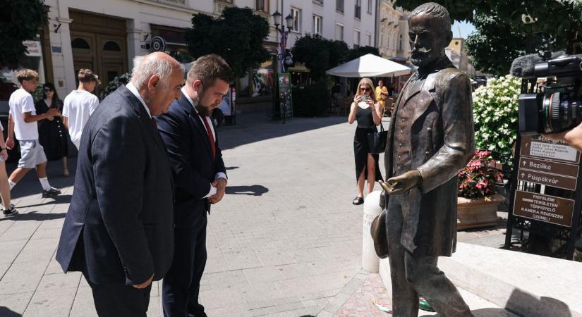 Ezért került koszorú a győri belvárosban a Baross szoborra  fotók