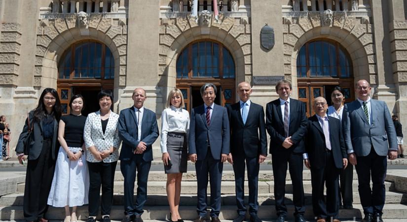 Kínai alapszak indításáról egyeztettek a Debreceni Egyetemen