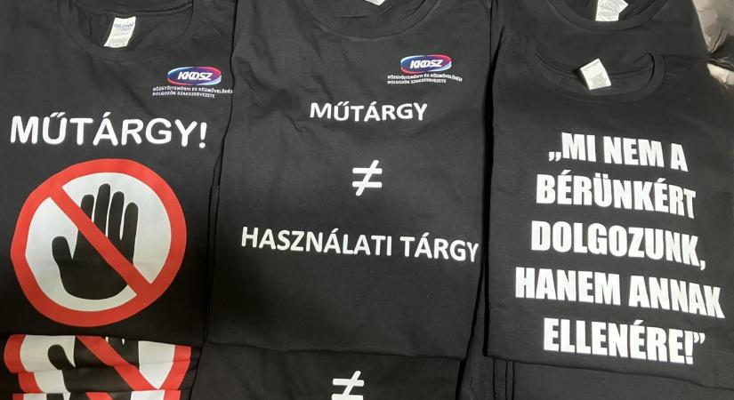 Tüntettek a múzeum munkatársai, mikor Lázár János megérkezett műtárgyakat válogatni