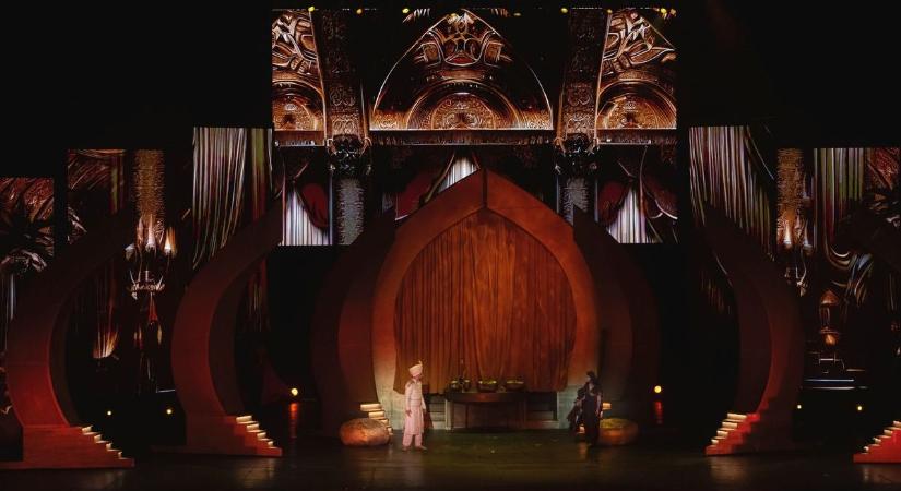 „Legyetek boldogok, mert az én alattvalóim lesztek” – Stohl András imádja a gonosz szerepét a rekordokat döntögető musicalben – galériával