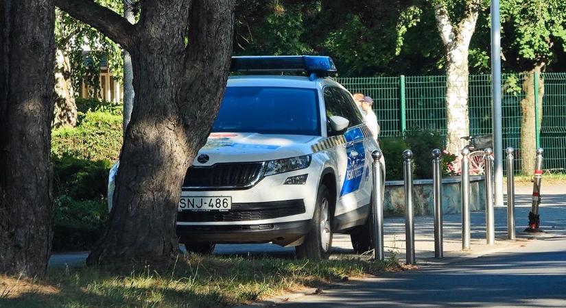 Rendőrautó a Szombathelyi Tófürdőnél: ezért érkeztek a strandra a rendőrök
