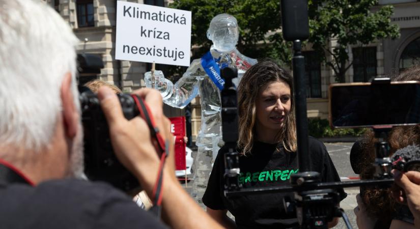 Hagyták elolvadni a környezetvédelmi minisztert Szlovákiában – képek