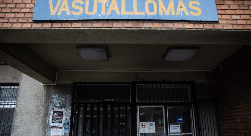 Óriási balhé a miskolci állomáson: megharapott egy vasútőrt az utasokkal üvöltöző részeg pár női tagja