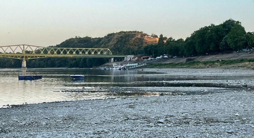 Közel a negatív rekordhoz, száraz lábbal a Duna medrében – galériával