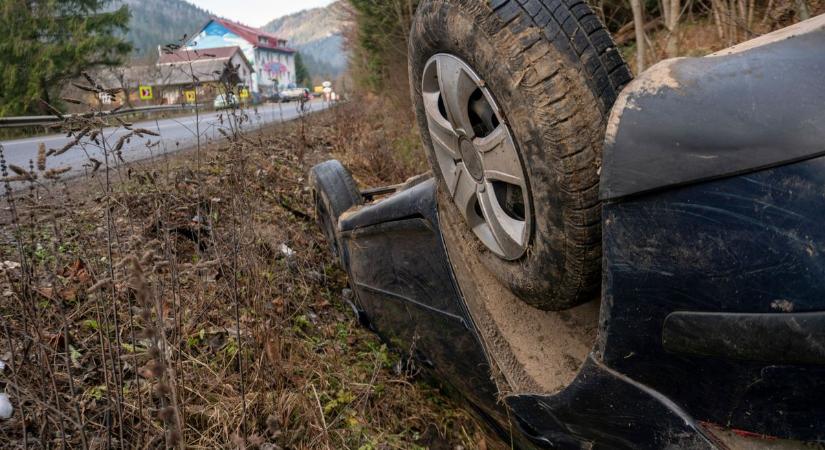 Autó haladt le az útról, a rendőrség vizsgálja mi történt