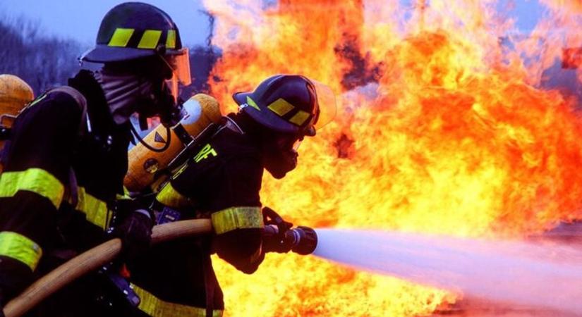 Az aljnövényzetről terjedtek át a lángok, teljesen leégett két épület