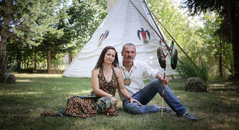 Kunyhó-szertartás, mandalák, harmónia: így él a siroki indián és felesége