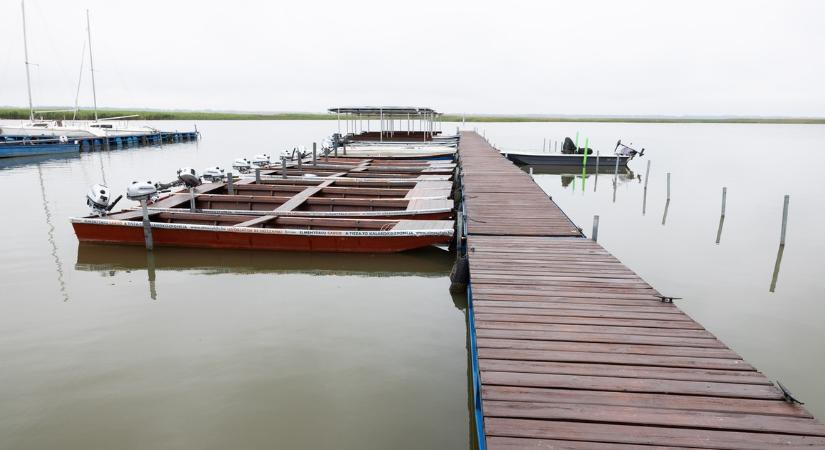 Süllyedő csónakból hívtak segítséget éjjel a Tisza-tónál: halálfélelme volt a horgászoknak