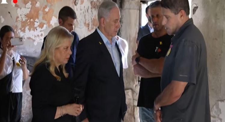 Az izraeli miniszterelnök ellátogatott a Hamász-támadás jelképévé vált Nir Óz kibucba