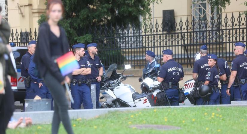 Rendőrség közölte, kinek kell megvédeni a Csík Zenekart Pécsen!