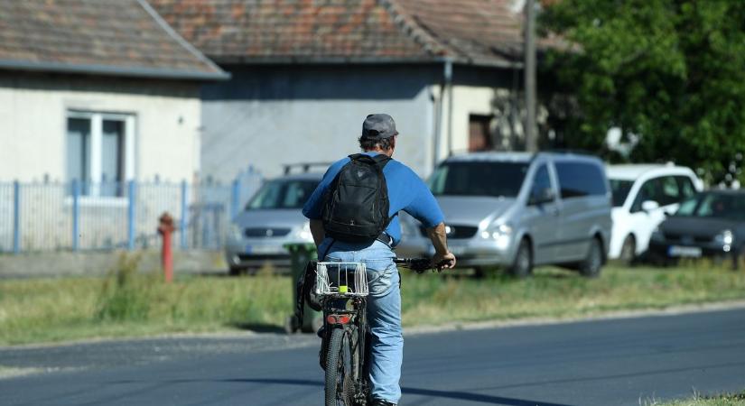 Dajdajozás, kártyapartik, hangoskodók: az utcán élnek a családok – ilyen a nyár a város keleti oldalán