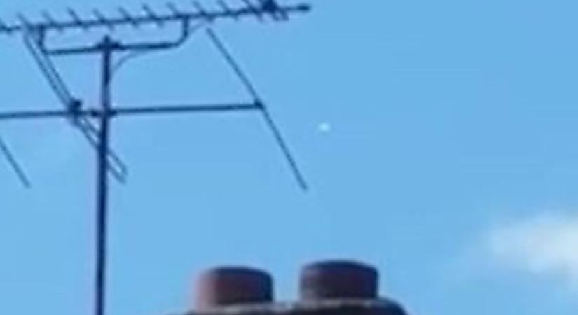 Két perc, mindössze ennyire volt látható a fénylő UFO - Fotó