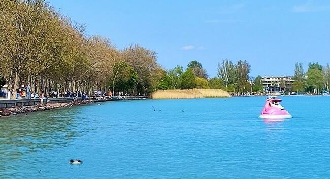 Szokatlan párolgás a Balatonnál: aggasztóan fogy a tó vize