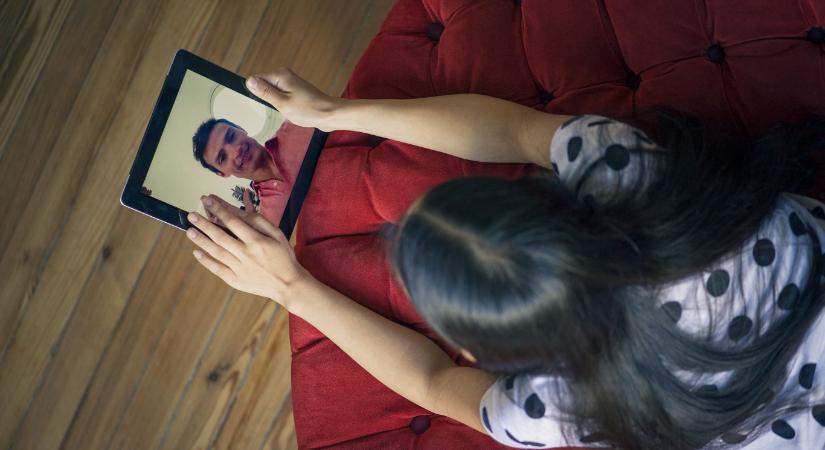 Az új iOS lecsapja a videóhívást, ha meztelenséget észlel
