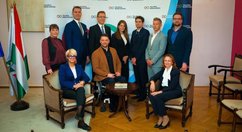 Lebukott a Tisza kókler jelöltje – hangfelvételen, ahogy „angolul” nyökög