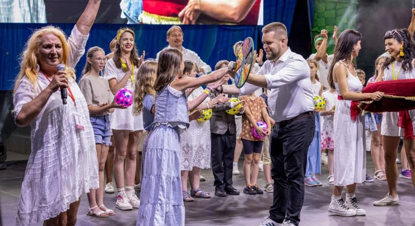 Ilyen jókedvűek voltak a gyerekek a Győrkőcfesztivál megnyitóján – videó és sok fotó
