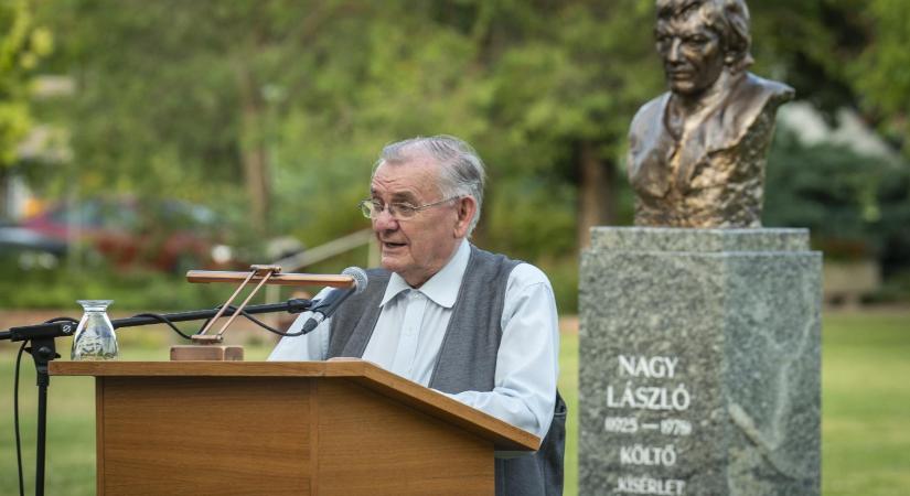 Felavatták Nagy László költő szobrát a Hungarikum Ligetben