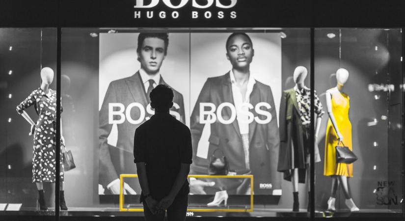 Osztalékstop a Hugo Bossnál: befolyása csúcsára ér a brit nagytulajdonos
