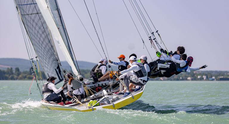 Egy euróért vett hajón gyűjti a rutint a Kékszalag 13 fős tinédzsercsapata