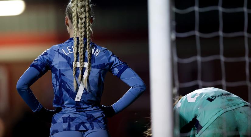 Itt van 10 bomba fotó a világ legszexibb női futballistájáról