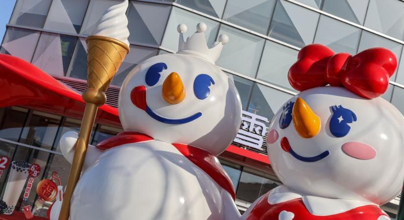 Imádják a fiatalok, lenyomta a McDonald’s-ot is – mégis alig ismerik a nevét a világ legnagyobb gyorsétteremláncának