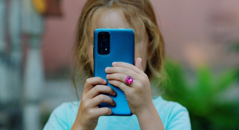 A mobiltelefon mentális betegséget okoz a gyerekeknél, vagy épp fordított az összefüggés?