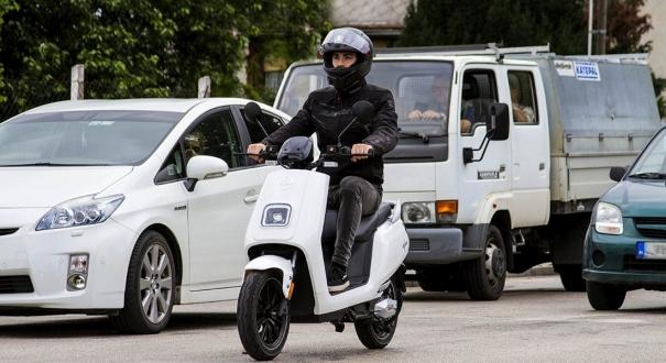 A jogász válaszol: „Valóban tilos segédmotorral előregurulni a sorok között?”