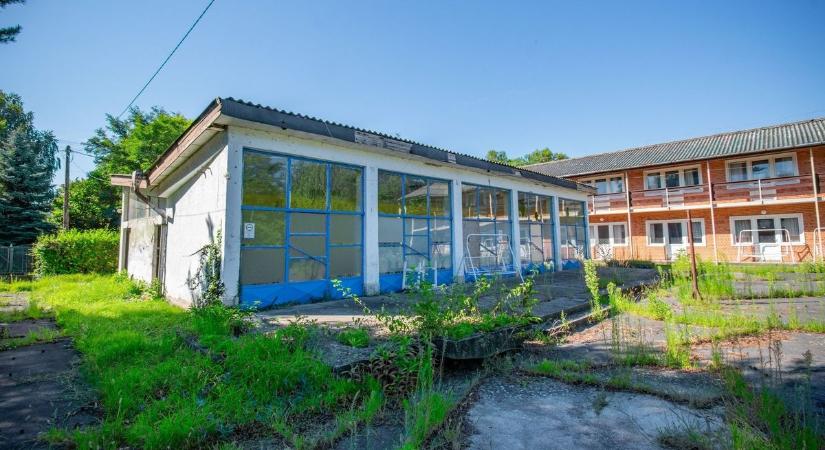 Szívszorító képek: ennyi maradt a balatoni ifjúsági üdülőből