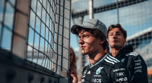 A Mercedes-pilótákon segíthet a lehűlés Silverstone-ban