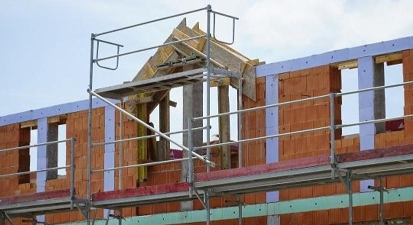 Hamarosan a cserepek is a helyükre kerülnek: még idén elkészülhet a strandfürdő új részlege