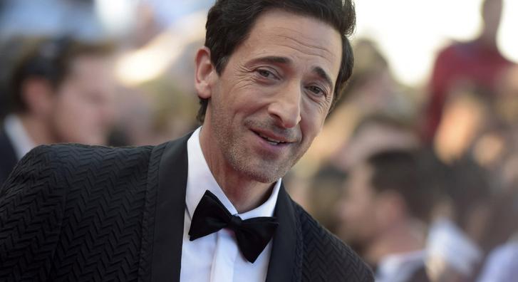 Csak szeretnénk olyan menők lenni, mint Adrien Brody: New York utcáin kaptán lencsevégre az 52 éves színészt