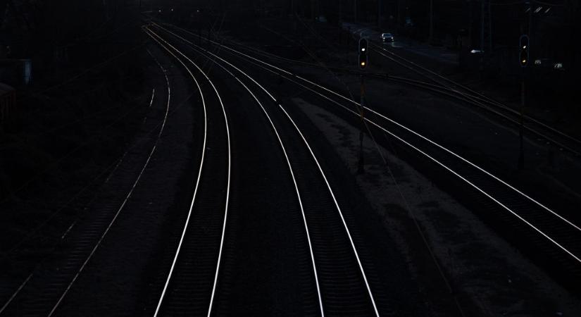 Már nem csak a metrók, vonatok is indulnak éjjel később hétvégente