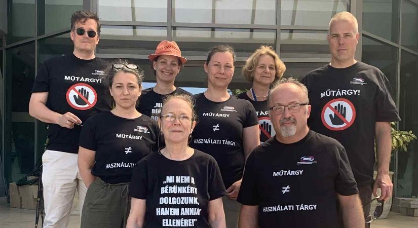 Néma tüntetéssel várták az Iparművészeti Múzeum dolgozói Lázár Jánost