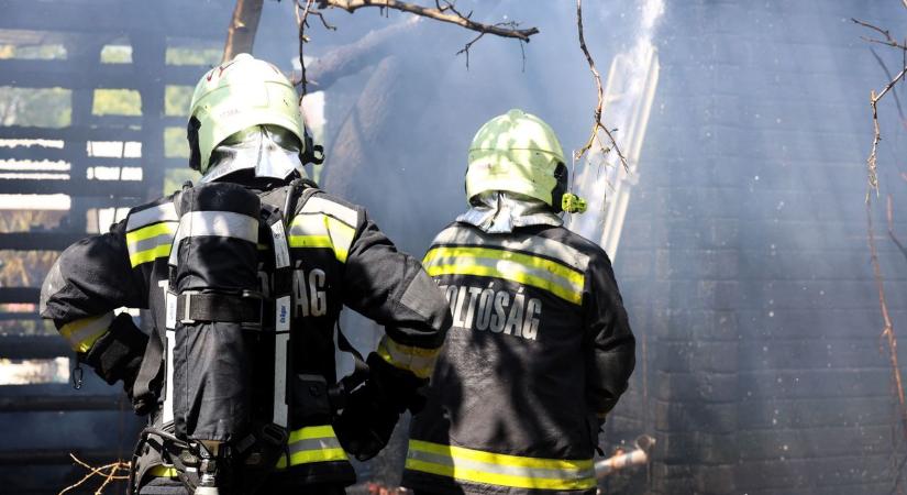 Kigyulladt a kamion a városban, félpályán halad a forgalom