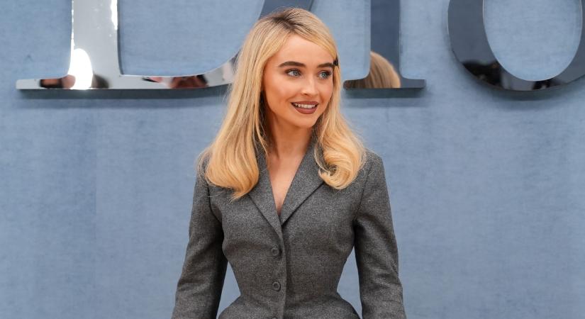 Sabrina Carpenter új külsővel jelent meg a párizsi divathéten: szolid stílusra váltott