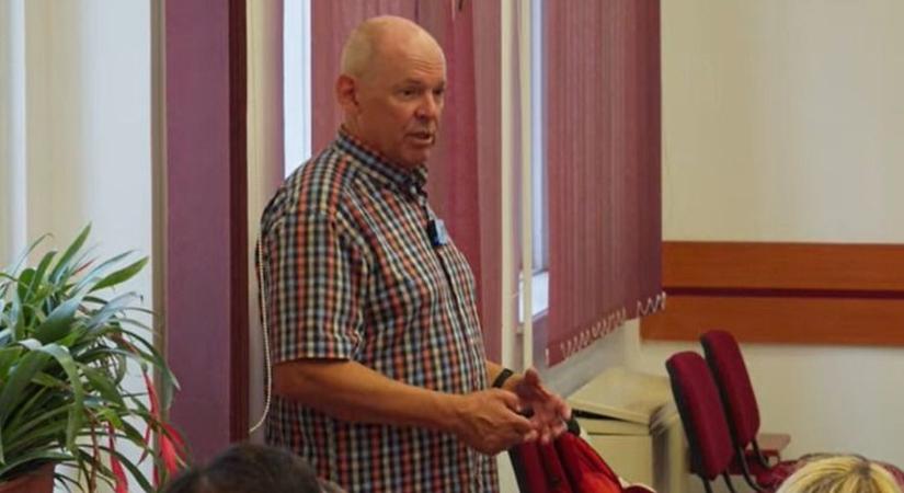 Korábbi titkosszolgálati vezető tartott fejtágítót tiszásoknak