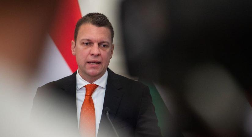 A Karmelitából hívták fel a figyelmet arra, hogy nem csak Magyarországon rajonganak Magyar Péterért