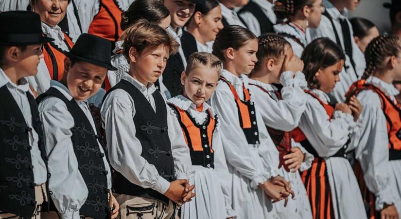 Székely ruhába öltözött leányok népesítették be Csíkszereda főterét (FOTÓK)