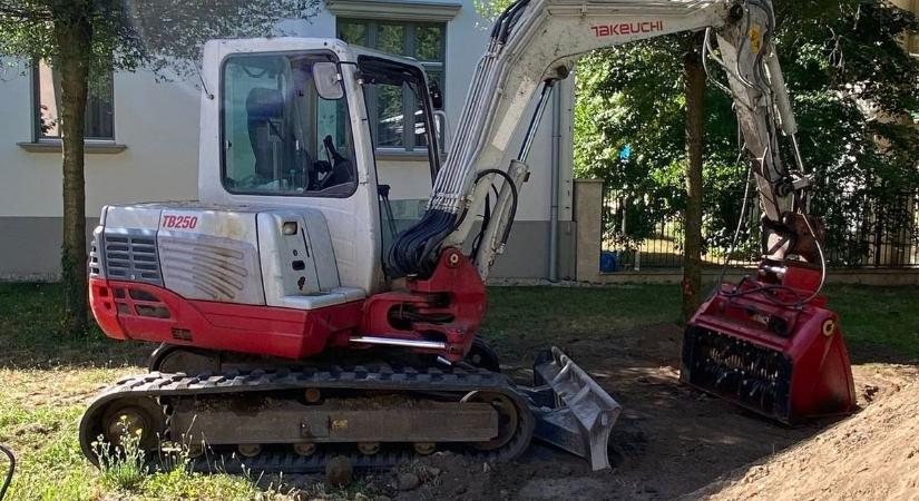 Végre bővül a parkolás az óvárosban – megkezdődött az építkezés a régi posta mellett