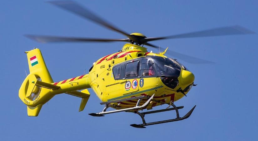 Két autó ütközött Debrecen és Ebes között, mentőhelikopter is érkezett a helyszínre