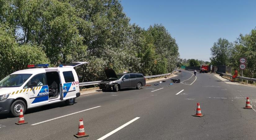 Roncsok mindenhol: képeken mutatjuk a helyszínt a brutális motoros baleset után