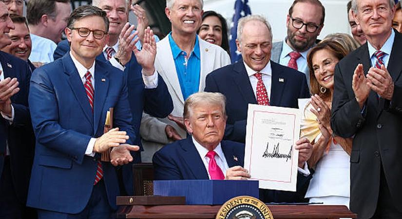 Itt van Trump szülinapi ajándéka Amerikának: aláírta a „nagy és gyönyörű” törvénycsomagját